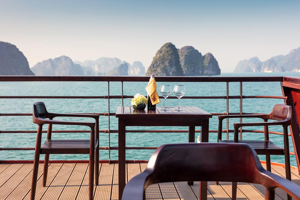 drinks view V’Spirit Cruise halong bay vietnam